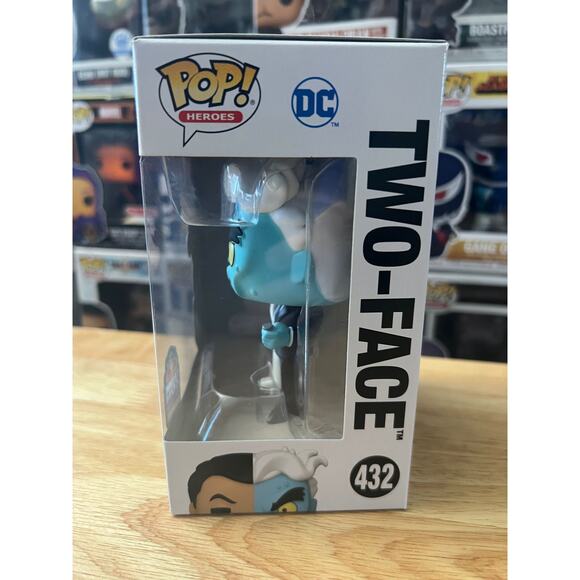 VAULTED EXCLUSIVE L.A. COMIC CON Two-Face Batman Animated Series Funko Pop #432 - Picture 4 of 6